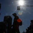 La Dirección Meteorológica de Chile (DMC) actualizó un aviso por altas temperaturas para zonas de cinco regiones del país, debido a que se esperan temperaturas sobre los 30 °C en algunos casos.