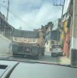 Un video mostró el impactante momento en que un camión cargado con arena volcó mientras intentaba subir una pendiente de la ciudad de Valparaíso. ¡Mira acá el registro!