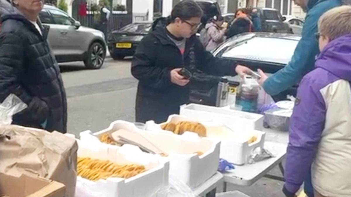 En plena votación en el extranjero: Chileno llegó a vender sopaipillas y empanadas en las afueras de embajada en Inglaterra