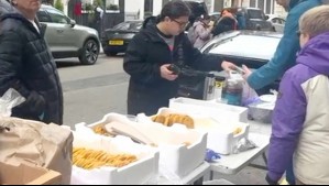 En plena votación en el extranjero: Chileno llegó a vender sopaipillas y empanadas en las afueras de embajada en Inglaterra