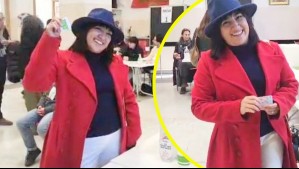 Sorprendió en la capital de la moda: Compatriota llegó a votar en Milán con los colores de la bandera de Chile