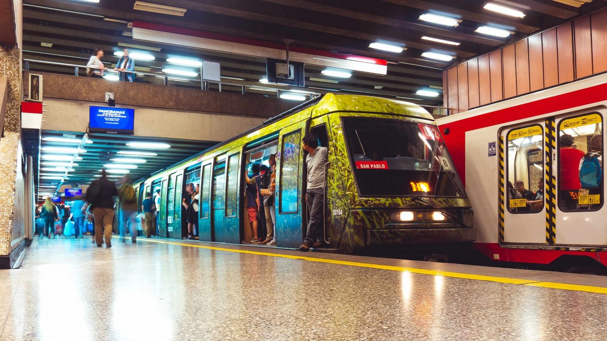 Metro cierra estación Baquedano en la Línea 1 por 'manifestaciones en el exterior'
