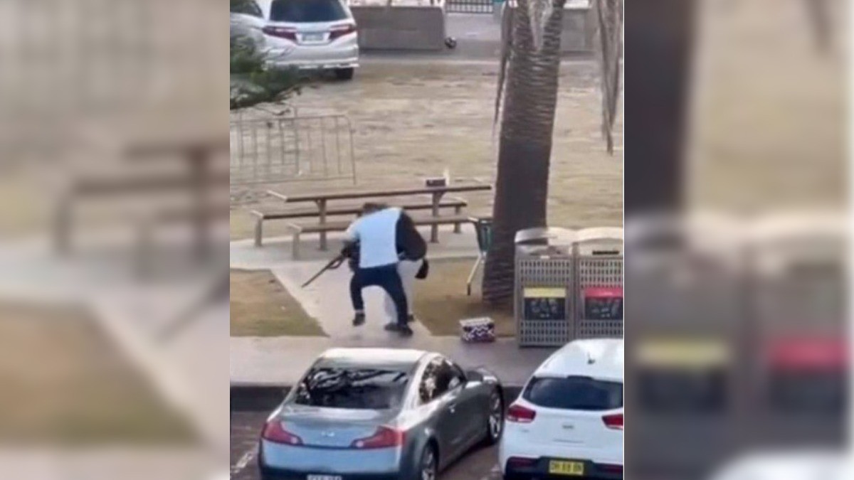 Redujo a un pistolero y le quitó su rifle: Video muestra a hombre que realizó heroica acción en medio de tiroteo en Australia