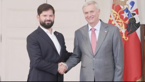Sonriendo y estrechando sus manos: Kast y Boric se reúnen en el Salón Azul de La Moneda