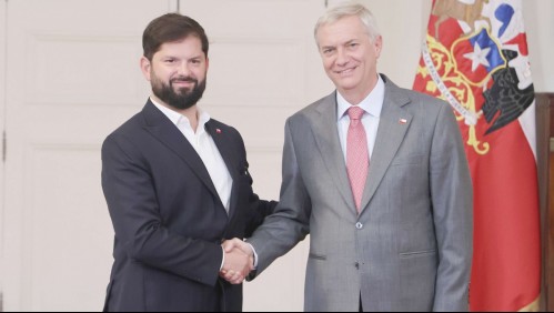 Sonriendo y estrechando sus manos: Kast y Boric se reúnen en el Salón Azul de La Moneda