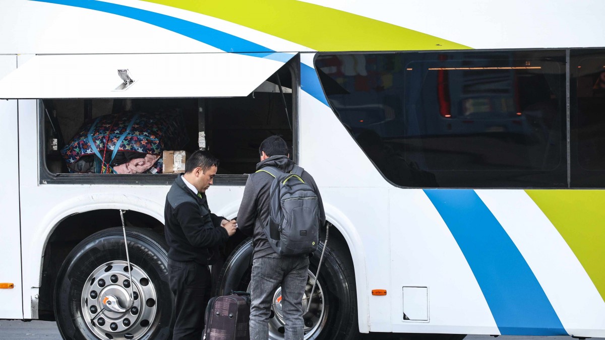 Joven denuncia nuevo método de robo en terminal de buses de Santiago: 'Nada me pareció extraño'