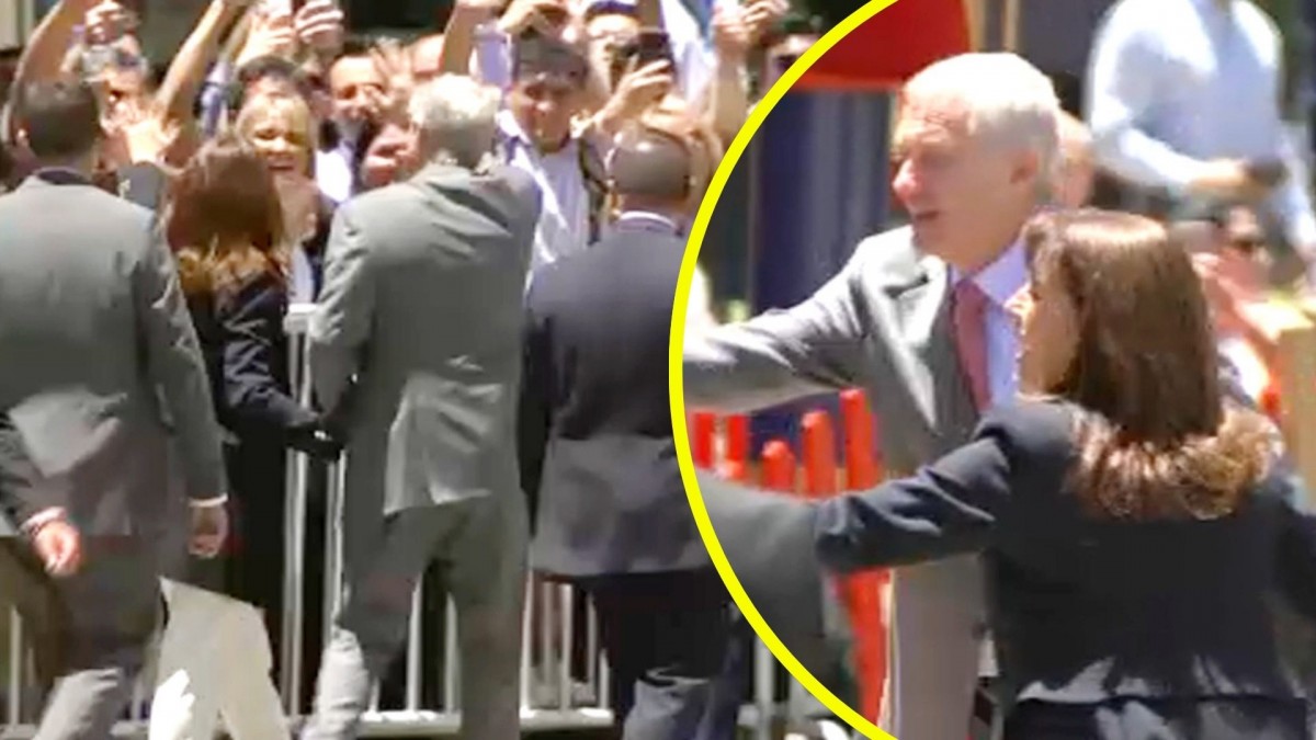 Así fue el momento en que Kast saludó a sus adherentes afuera de La Moneda tras finalizar reunión con Boric