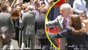 Así fue el momento en que Kast saludó a sus adherentes afuera de La Moneda tras finalizar reunión con Boric