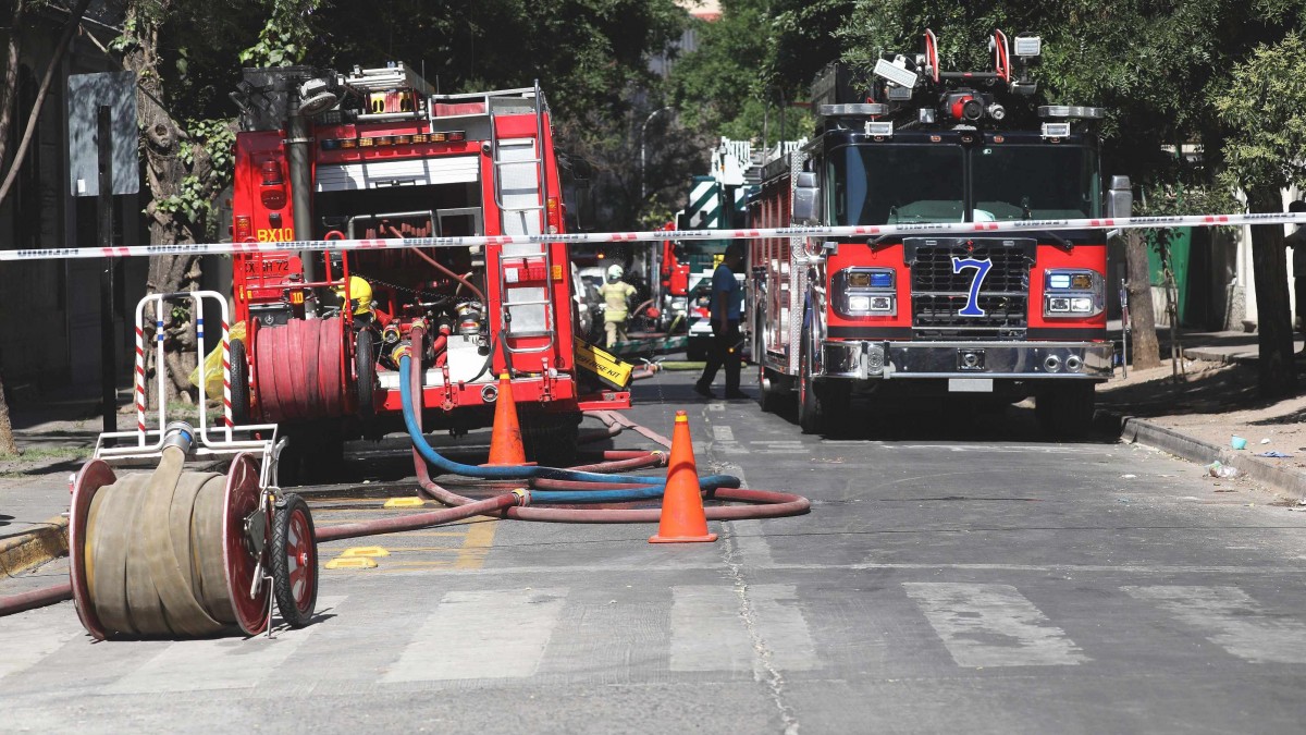 Comenzó en el piso 13: Incendio afecta a edificio de departamentos y provoca evacuación en Independencia