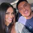 Revisa la romántica publicación que el exjugador de la NFL Sammis Reyes dedicó a su pareja, la modelo Emilia Dides, y a la hija que ambos esperan, durante su viaje a Rapa Nui.