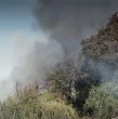 Un gran incendio forestal en la comuna de San Pedro de Melipilla, en la Región Metropolitana, dejó al menos cinco viviendas consumidas por el fuego y Senapred ya decretó Alerta Roja en la zona.