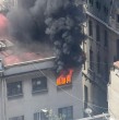 Un incendio está consumiendo un antiguo edificio de tres pisos emplazado en el centro de Santiago, en la Región Metropolitana. Más detalles en la siguiente nota.