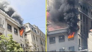 Incendio afecta a antiguo edificio en el centro de Santiago: Bomberos trabajan en combate del fuego