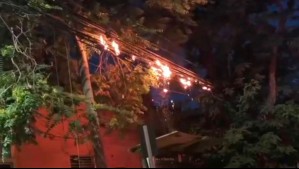 Cables del tendido eléctrico se incendiaron en el centro de Santiago: Bomberos logró controlar el fuego