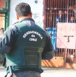 Conoce las tarifas establecidas por los gendarmes acusados de formar una red de corrupción al interior de Santiago 1. Según los antecedentes, cobraban hasta $400 mil por ingresar celular y $60 mil por entrar carne de huachalomo.
