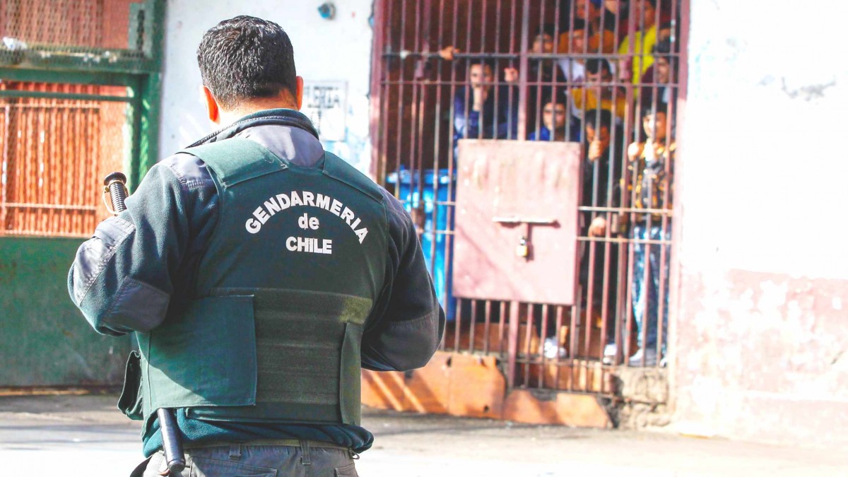 $400 mil por ingresar celulares y $60 mil por huachalomo: Las tarifas de gendarmes involucrados en red de corrupción en Santiago 1