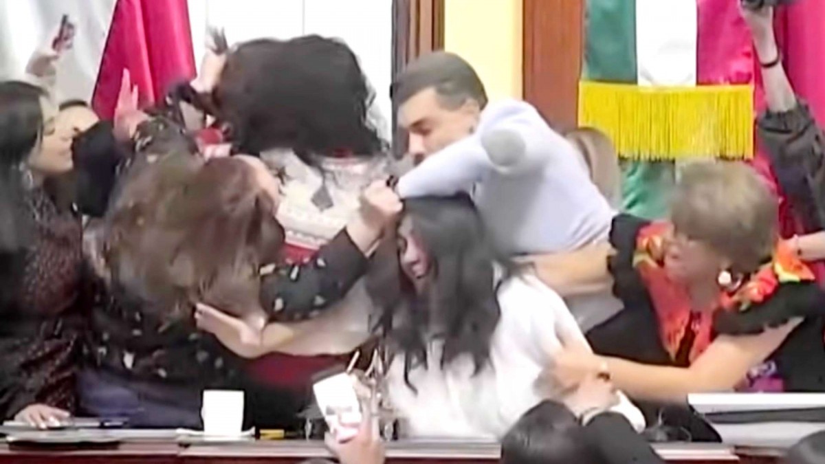 Se agarraron de las mechas: Video muestra feroz pelea entre parlamentarias en el Congreso de México
