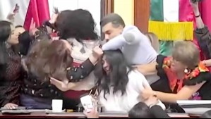 Se agarraron de las mechas: Video muestra feroz pelea entre parlamentarias en el Congreso de México