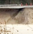 Una inundación devastadora causó la destrucción de un puente en Montana, en medio de una emergencia climática extrema en el noroeste de Estados Unidos. Se han registrado cerca de cinco puentes dañados en el condado.