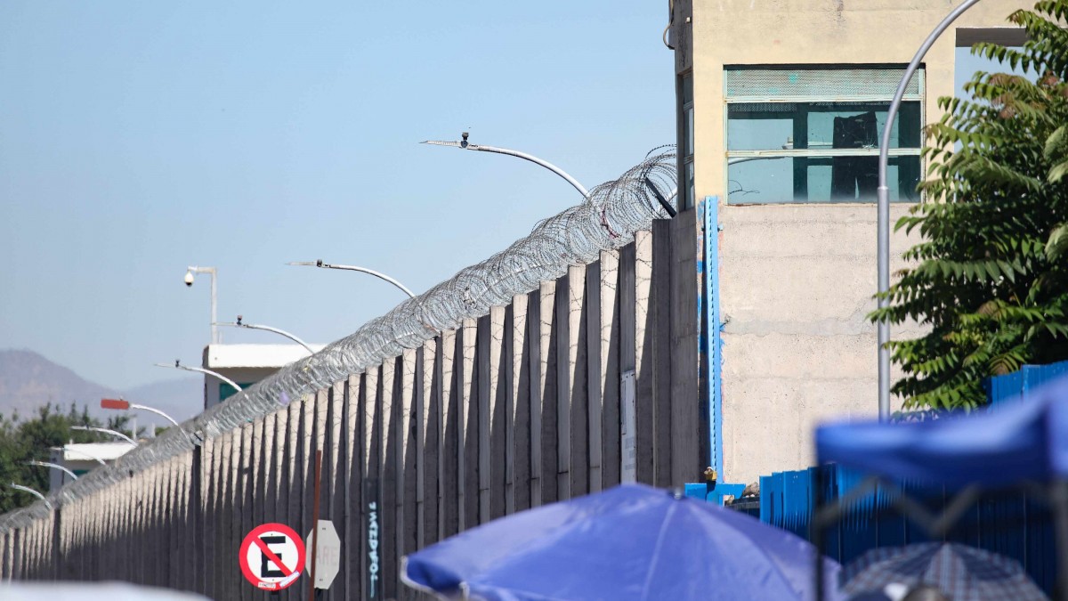 Gendarmería prohíbe a su personal comercializar con reos de cárcel Santiago 1