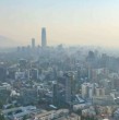 La ciudad de Santiago amaneció cubierta de humo debido al incendio que afecta a la comuna de San Pedro, en la Región Metropolitana. El siniestro en Santo Domingo, región de Valparaíso, también repercutió en la capital.