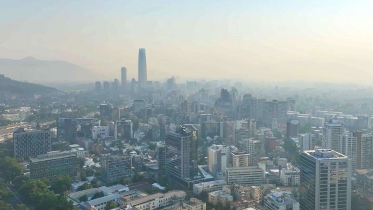 Así amaneció el cielo de Santiago por incendios forestales: Nube de humo se mantiene sobre la capital