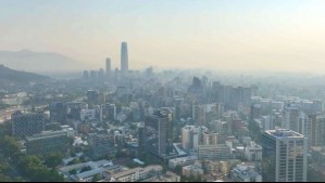 Así amaneció el cielo de Santiago por incendios forestales: Nube de humo se mantiene sobre la capital