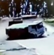 Mira el video que muestra el momento exacto en que un auto choca y queda incrustado en un camión de carga en Argentina. El accidente ocurrió en un cruce y fue captado por cámaras de televigilancia.