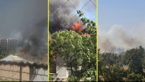 Gran incendio afecta a cité en Santiago y genera gran columna de humo