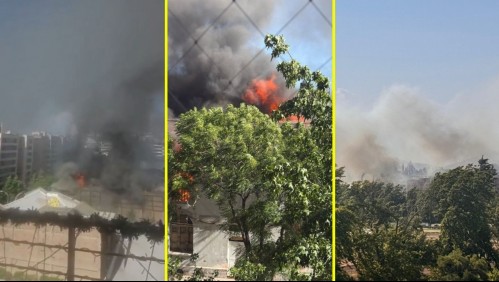 Gran incendio afecta a cité en Santiago y genera gran columna de humo