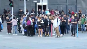 Personas comienzan a repletar los paraderos: Así están las calles de Santiago por cierre de estaciones de Línea 2