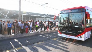 Personas comenzaron a repletar los paraderos: Así estuvieron las calles de Santiago durante cierre de estaciones de Línea 2