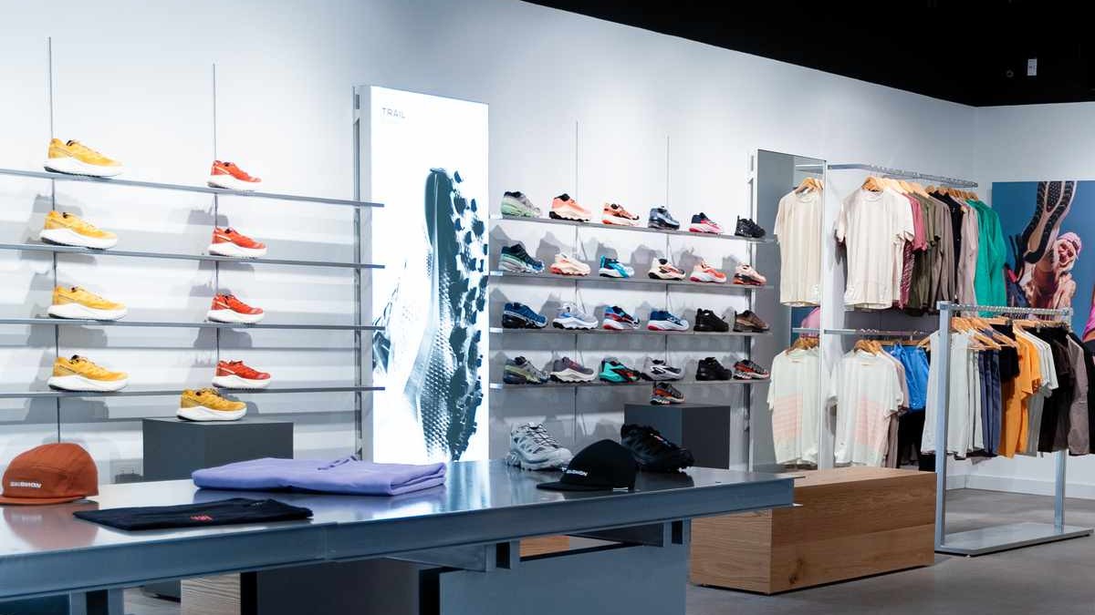 Reconocida marca de zapatillas reabre dos de sus tiendas en Santiago: ¿Dónde están ubicadas?
