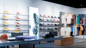 Reconocida marca de zapatillas reabre dos de sus tiendas en Santiago: ¿Dónde están ubicadas?