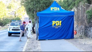 Tiene entre 25 y 30 años y presenta un disparo en la cabeza: ¿Qué se sabe del hombre encontrado sin vida en calle de Peñalolén?