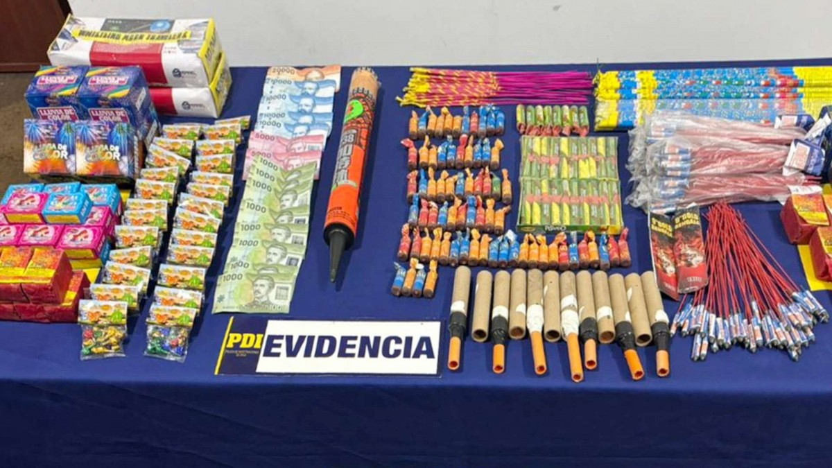 Se decomisaron más de 300 fuegos artificiales: Hombre fue detenido por venta ilegal de artefactos pirotécnicos en Quinta Normal