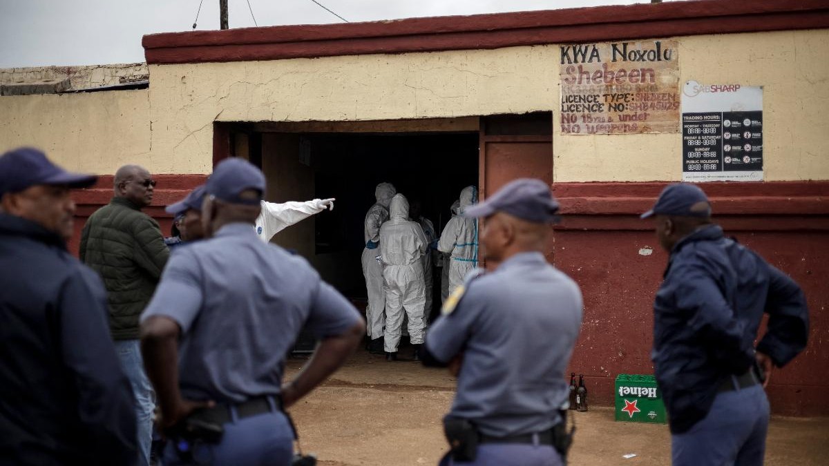 Robaron a las víctimas después de asesinarlas: Nueve fallecidos y 10 heridos tras ataque de grupo armado en bar de Sudáfrica