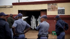 Robaron a las víctimas después de asesinarlas: Nueve fallecidos y 10 heridos tras ataque de grupo armado en bar de Sudáfrica