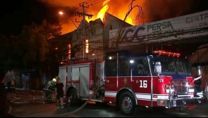 Incendio se desarrolla en Estación Central: Está cercano al Terminal San Borja y hay una persona en riesgo vital