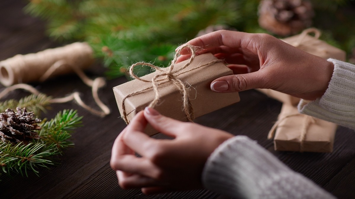 Regalos sustentables: juguetes educativos, tecnología solar y audio reciclado ganan espacio esta Navidad