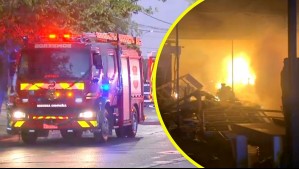Voraz incendio consumió tres inmuebles en La Granja: Se inició en una bodega de colchones y se propagó a dos casas