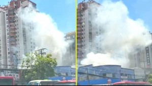 Incendio afecta a local comercial en San Miguel: Bomberos trabaja en controlar el fuego