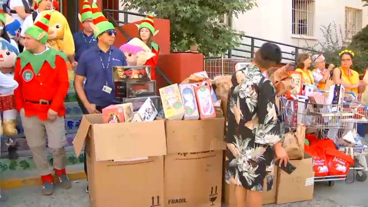 Siguiendo con la tradición: Entregan regalos a niños internados en el hospital Luis Calvo Mackenna