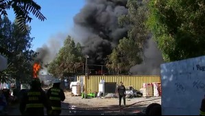 Incendio en acopio de neumáticos consumió 8 hectáreas en La Florida: Senapred declaró Alerta Amarilla Comunal