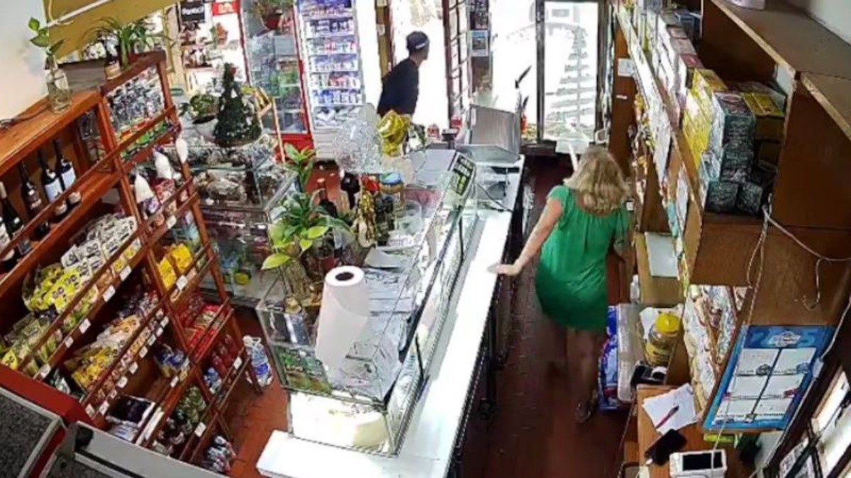 'Volá, volá, volá, hijo de p...': Video muestra a cajera de almacén enfrentarse cuchillo en mano a ladrón que intentó asaltarla