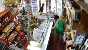 'Volá, volá, volá, hijo de p...': Video muestra a cajera de almacén enfrentarse cuchillo en mano a ladrón que intentó asaltarla