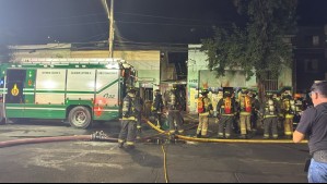 Incendio dejó dos casas afectadas en cité de Santiago: Personas que querían sacar sus cosas obstruyeron trabajo de bomberos