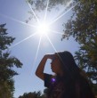 Una ola de calor se hará presente en los próximos días en la zona central y parte del sur de Chile, dejando temperaturas extremas de hasta 35°C en el caso de Santiago, en la Región Metropolitana. Más en la nota.
