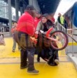 La Empresa de Ferrocarriles del Estado (EFE) se refirió a un video viral que muestra a una guardia del Biotren del Gran Concepción impidiendo que una madre suba una bicicleta al vagón, la que había sido regalada a su hijo.