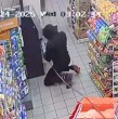 Mira el video que muestra a unos ladrones utilizando un auto para robar un cajero automático en un supermercado de Estados Unidos. El aparato salió a toda velocidad y fue captado por las cámaras del exterior.